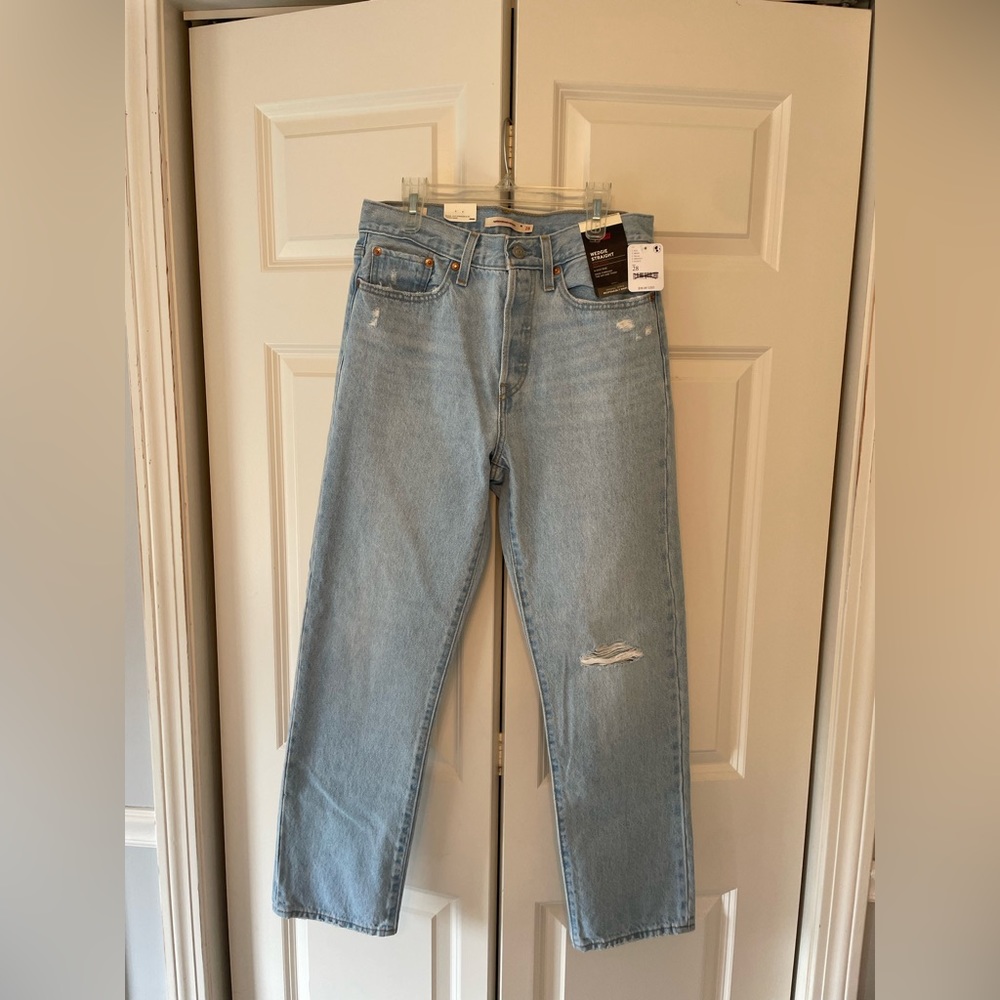 Levi’s wedgie straight cotton 28x28 light wash jeans with small knee rip red tag